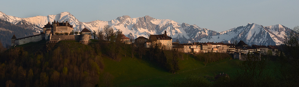 Chateau de Gruyères devant les Vanils au soleil couchant