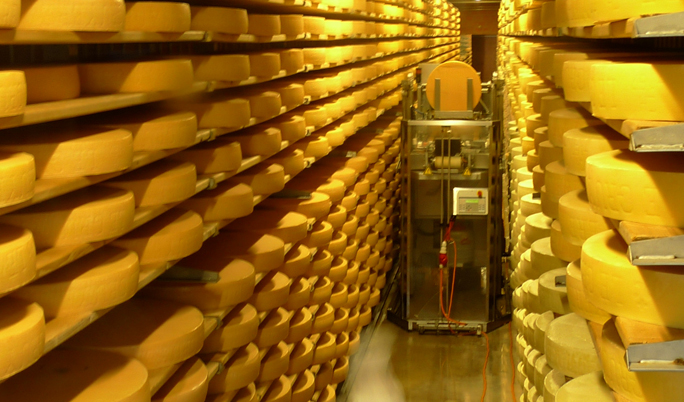 robot qui soigne les gruyère d'alpage sept jours sur sept pendant des mois.
