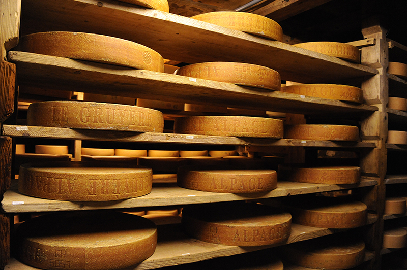 vieillissement des gruyères dans les anciennes caves de la Tzintre